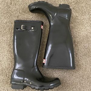 Black hunter boots. Size 4 in boys, 5 in women. Good condition.